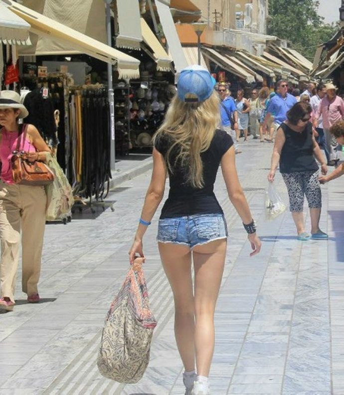 Девушки в коротеньких шортиках