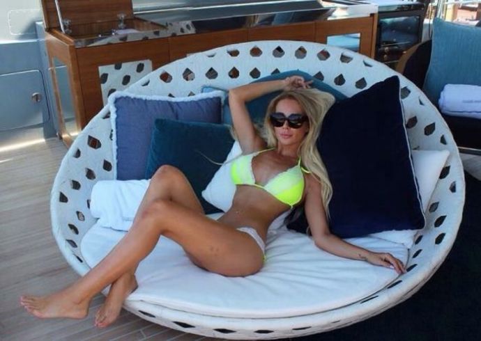 Сексуальные дамы в откровенных купальниках