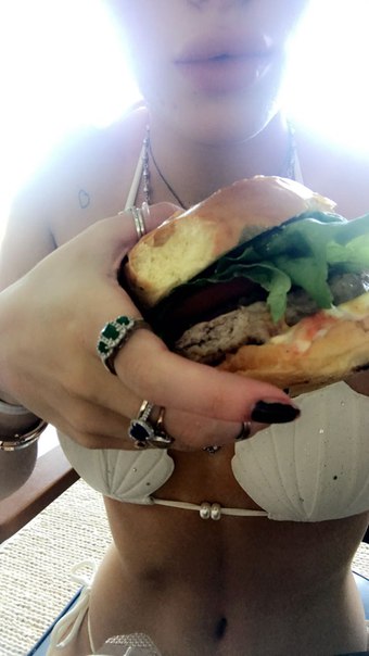 Белла Торн в бикини - Instagram, Snapchat, 20/06/2017