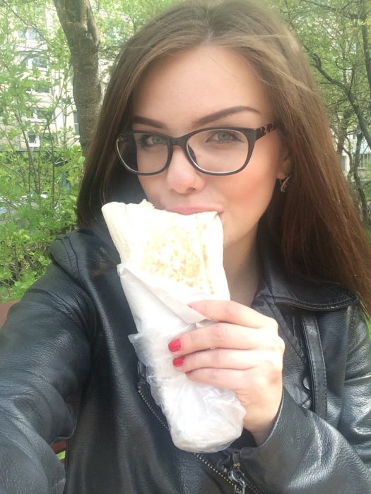 На это можно смотреть вечно – девушки и шаурма На это можно смотреть вечно – девушки и шаурма