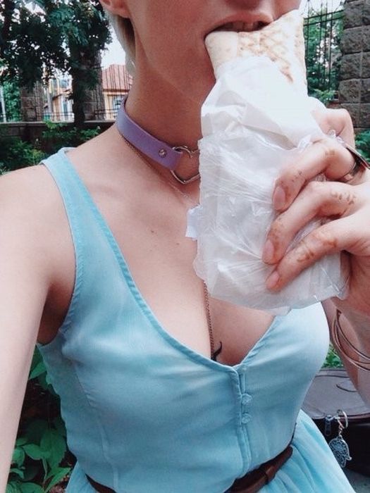 На это можно смотреть вечно – девушки и шаурма На это можно смотреть вечно – девушки и шаурма