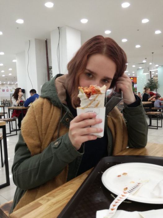 На это можно смотреть вечно – девушки и шаурма На это можно смотреть вечно – девушки и шаурма