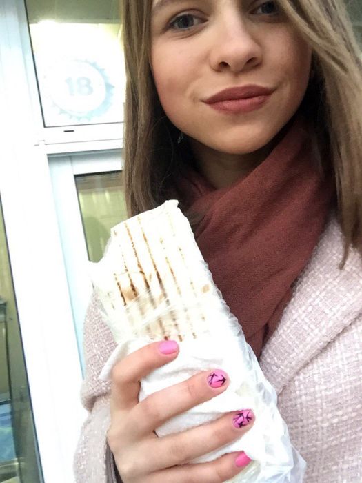 На это можно смотреть вечно – девушки и шаурма На это можно смотреть вечно – девушки и шаурма