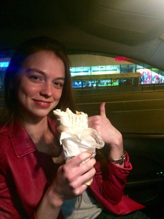 На это можно смотреть вечно – девушки и шаурма На это можно смотреть вечно – девушки и шаурма