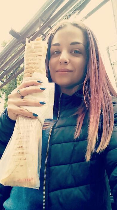 На это можно смотреть вечно – девушки и шаурма На это можно смотреть вечно – девушки и шаурма