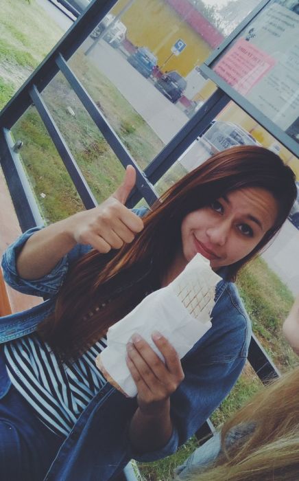 На это можно смотреть вечно – девушки и шаурма На это можно смотреть вечно – девушки и шаурма