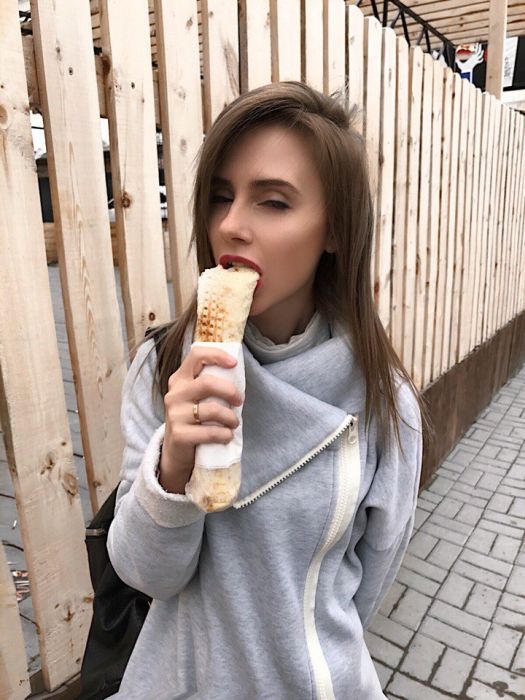На это можно смотреть вечно – девушки и шаурма На это можно смотреть вечно – девушки и шаурма