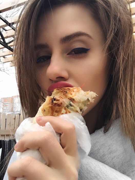 На это можно смотреть вечно – девушки и шаурма На это можно смотреть вечно – девушки и шаурма