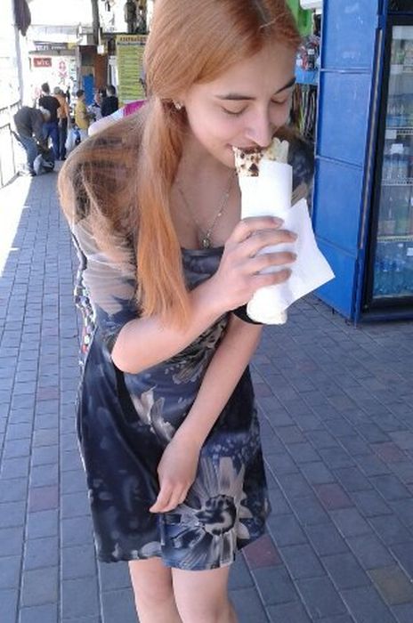 На это можно смотреть вечно – девушки и шаурма На это можно смотреть вечно – девушки и шаурма