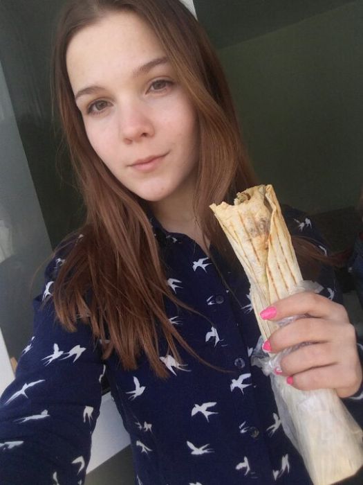 На это можно смотреть вечно – девушки и шаурма На это можно смотреть вечно – девушки и шаурма