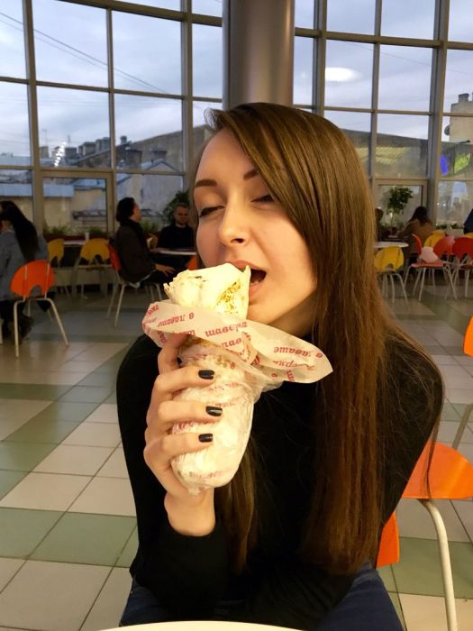 На это можно смотреть вечно – девушки и шаурма На это можно смотреть вечно – девушки и шаурма