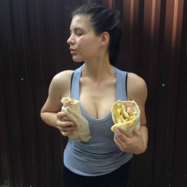 На это можно смотреть вечно – девушки и шаурма На это можно смотреть вечно – девушки и шаурма