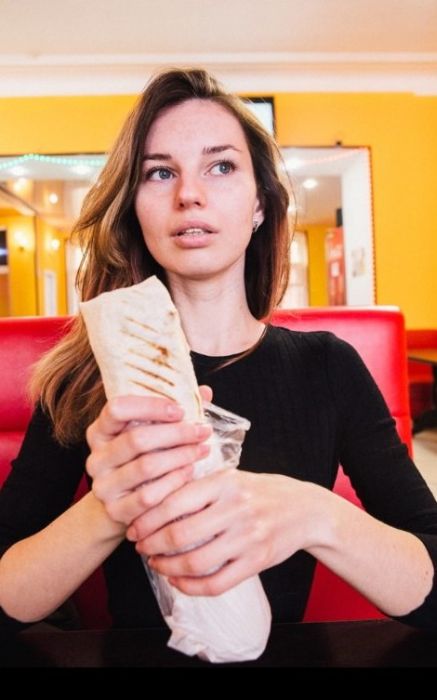 На это можно смотреть вечно – девушки и шаурма На это можно смотреть вечно – девушки и шаурма