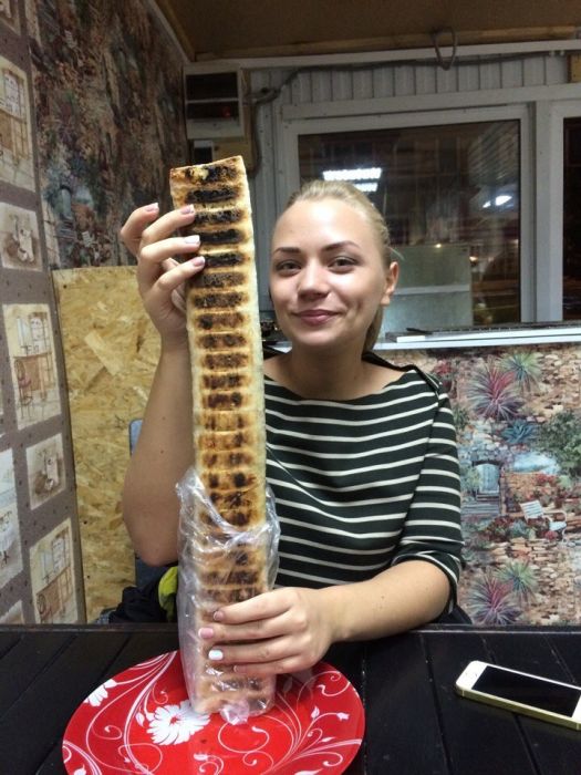 На это можно смотреть вечно – девушки и шаурма На это можно смотреть вечно – девушки и шаурма