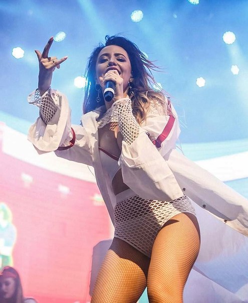 Надежда Дорофеева (Время и Стекло) на концерте (май 2017)