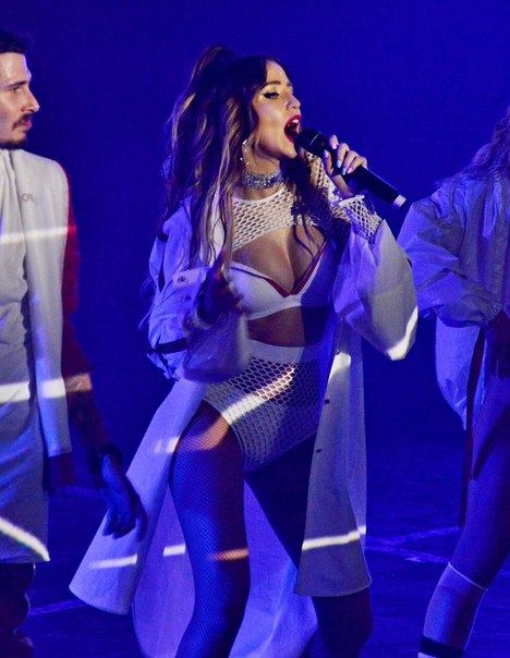 Надежда Дорофеева (Время и Стекло) на концерте (май 2017)