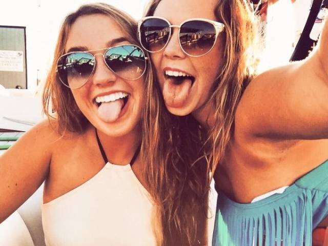 Девушки дурачатся Девушки дурачатся