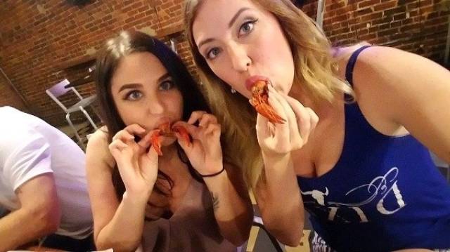 Девушки дурачатся Девушки дурачатся