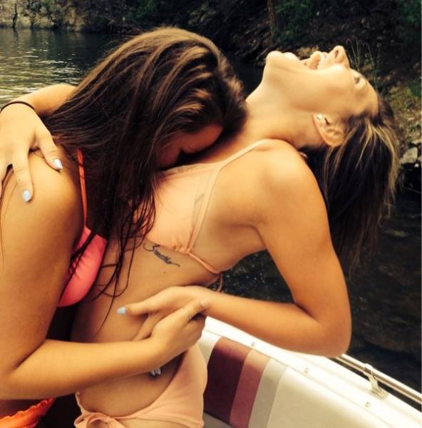 Девушки дурачатся Девушки дурачатся