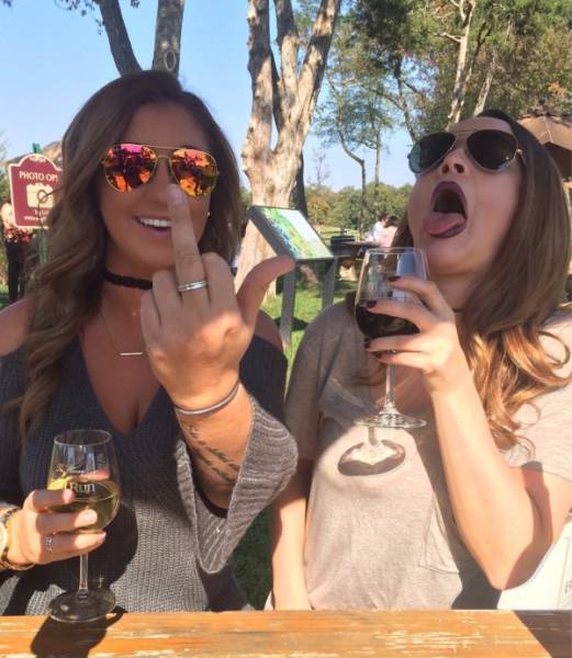 Девушки дурачатся Девушки дурачатся