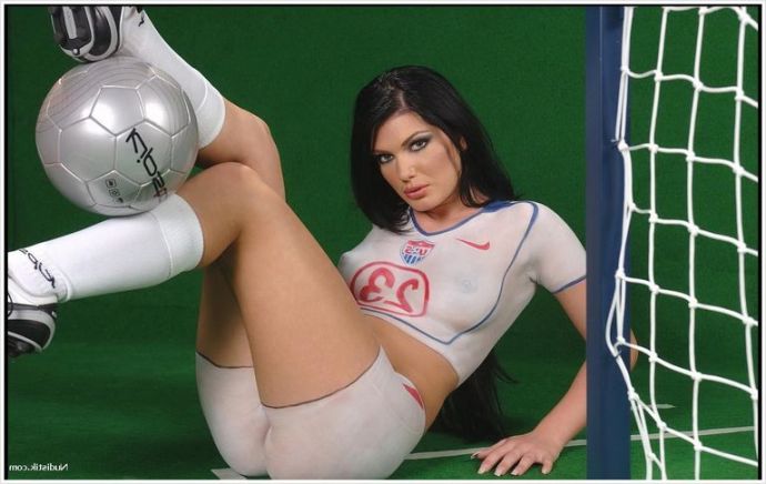 Голый вид спорта футбол со стройными развратницами