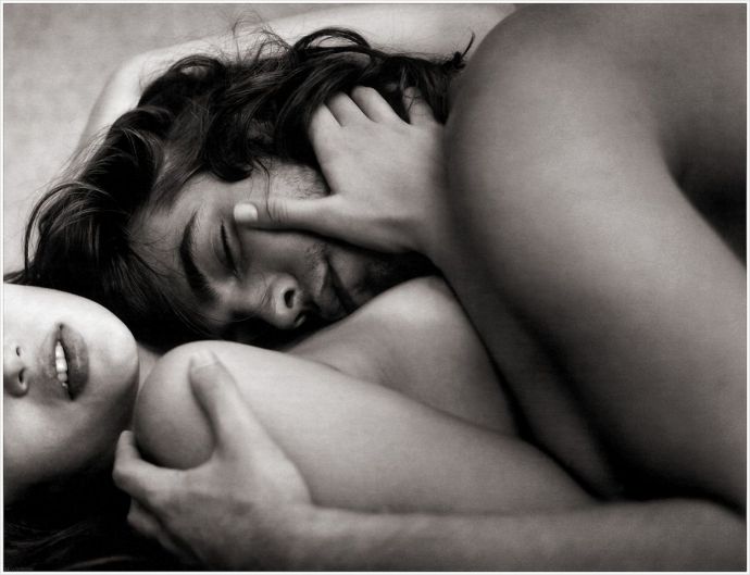 На секс фото красивая девушка дарит оральные ласки