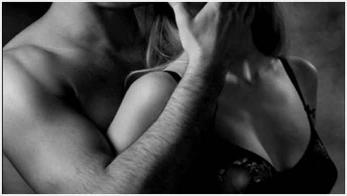 На секс фото красивая девушка дарит оральные ласки