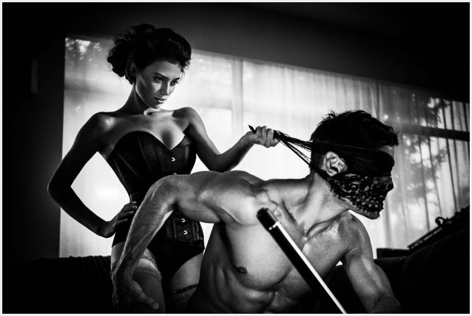 На секс фото красивая девушка дарит оральные ласки