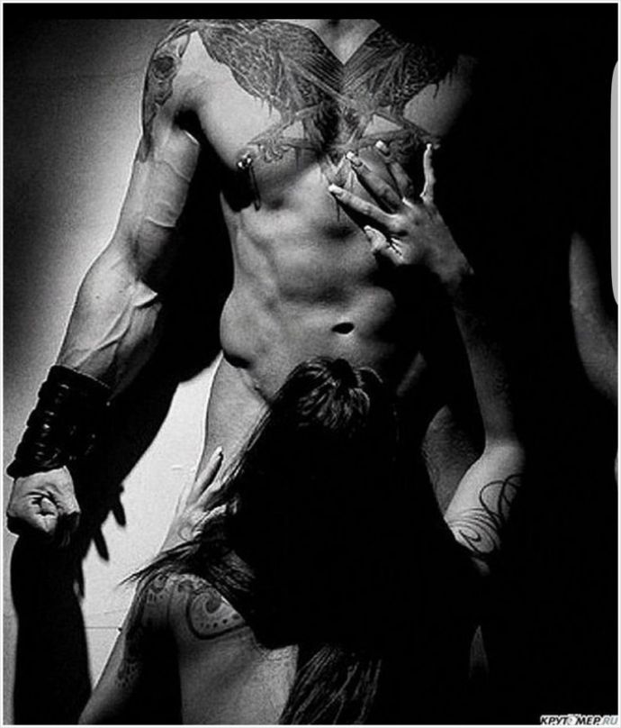 На секс фото красивая девушка дарит оральные ласки