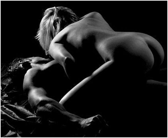 На секс фото красивая девушка дарит оральные ласки