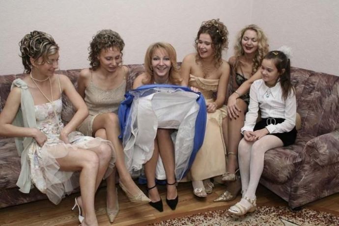 Симпатичные невесты, которые демонстрируют свои прелести