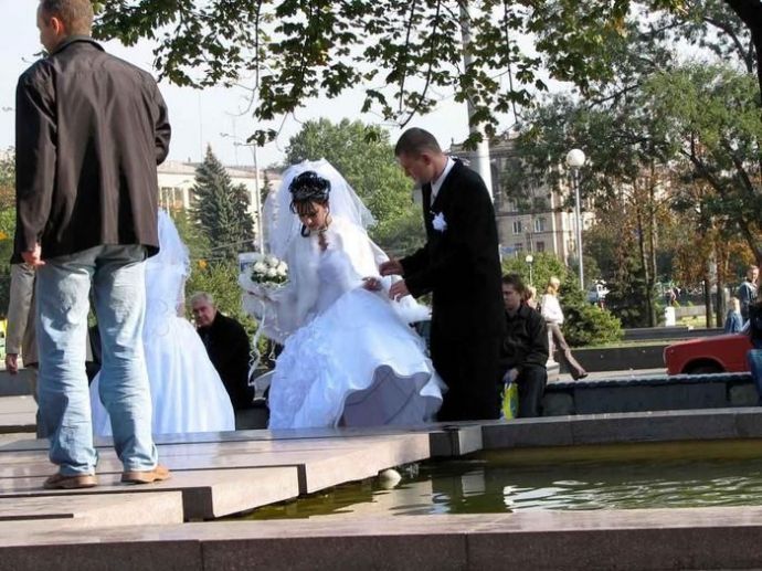 Симпатичные невесты, которые демонстрируют свои прелести