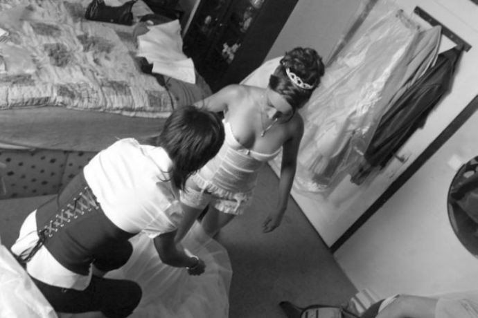 Симпатичные невесты, которые демонстрируют свои прелести