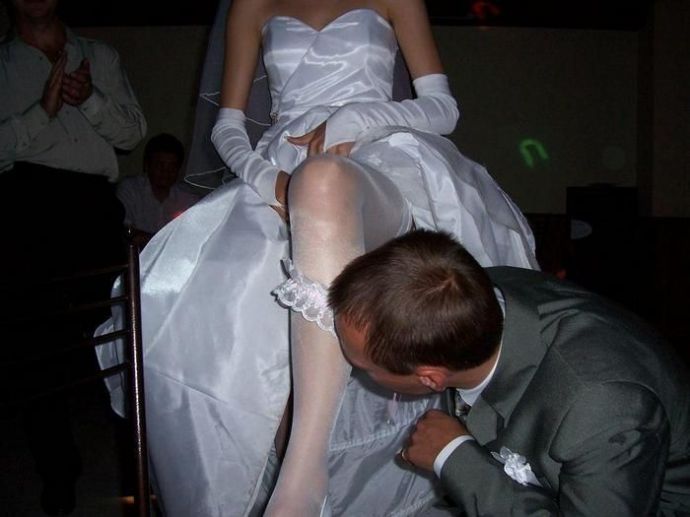 Симпатичные невесты, которые демонстрируют свои прелести