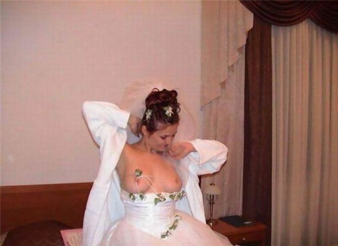 Симпатичные невесты, которые демонстрируют свои прелести