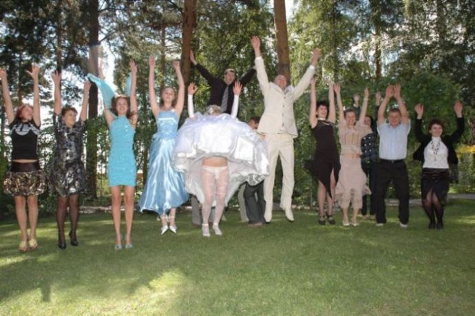 Симпатичные невесты, которые демонстрируют свои прелести