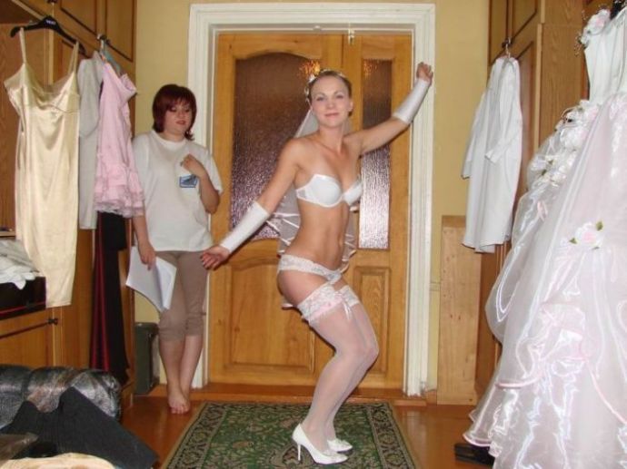 Симпатичные невесты, которые демонстрируют свои прелести