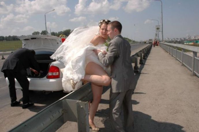 Симпатичные невесты, которые демонстрируют свои прелести