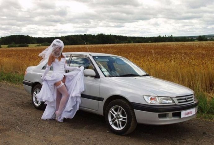 Симпатичные невесты, которые демонстрируют свои прелести