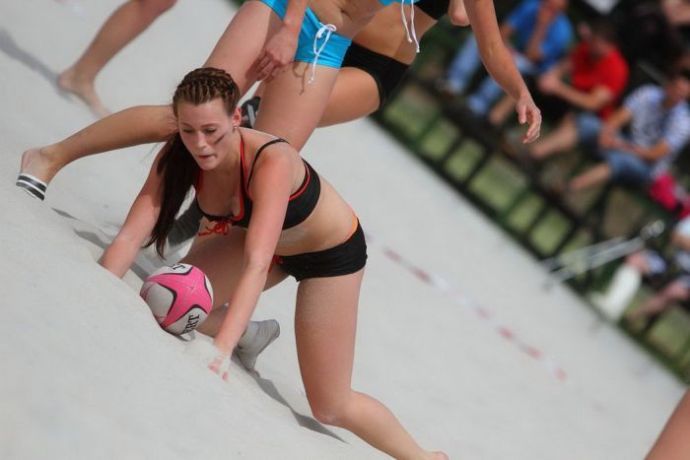 Полуголый женский футбол