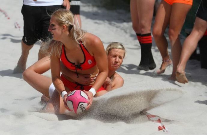 Полуголый женский футбол