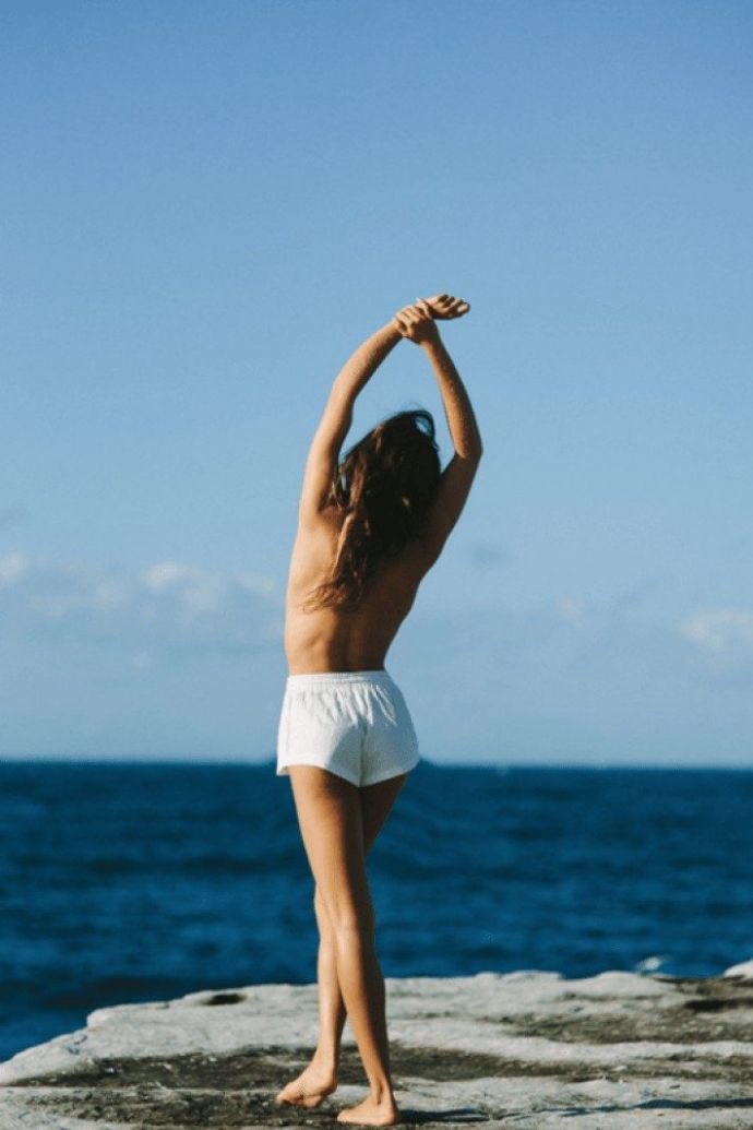 Подборка фотографий аппетитных девушек в коротеньких белых шортиках.