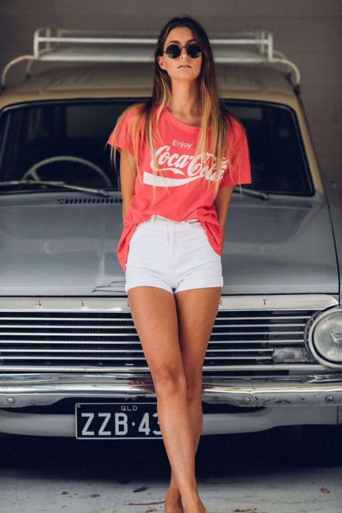 Подборка фотографий аппетитных девушек в коротеньких белых шортиках.