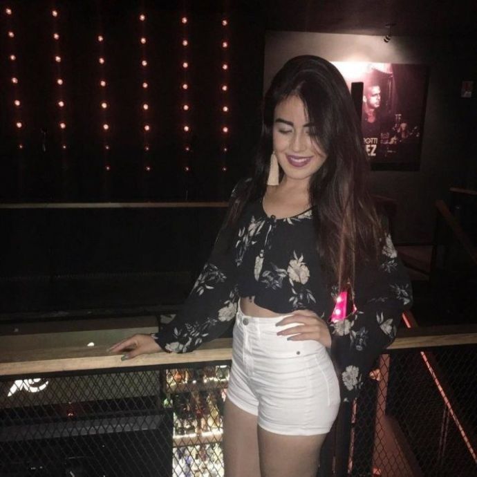 Подборка фотографий аппетитных девушек в коротеньких белых шортиках.