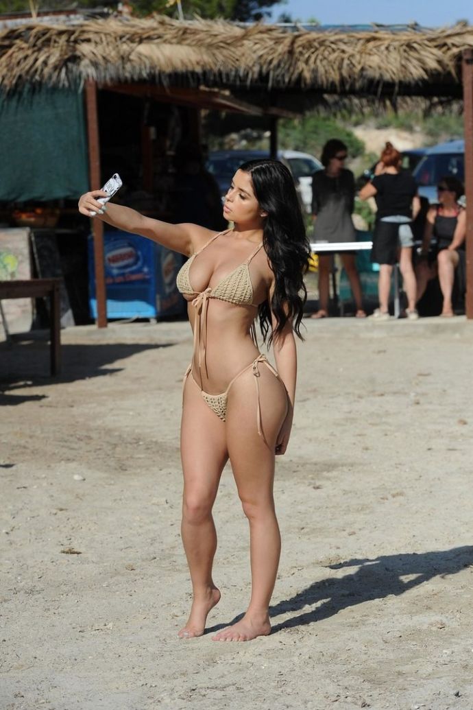 22-летняя британская модель Деми Роуз в бикини