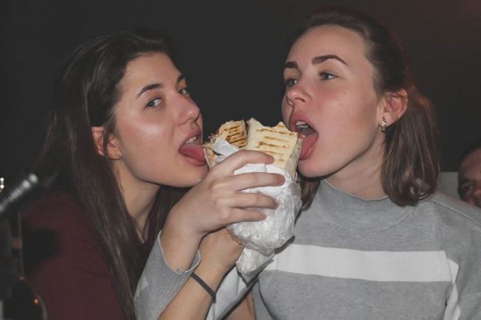 На это можно смотреть вечно – девушки и шаурма