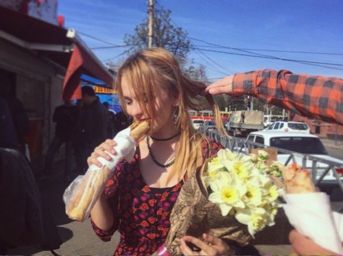 На это можно смотреть вечно – девушки и шаурма