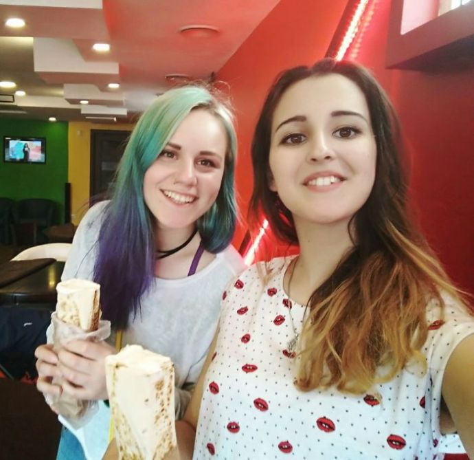 На это можно смотреть вечно – девушки и шаурма