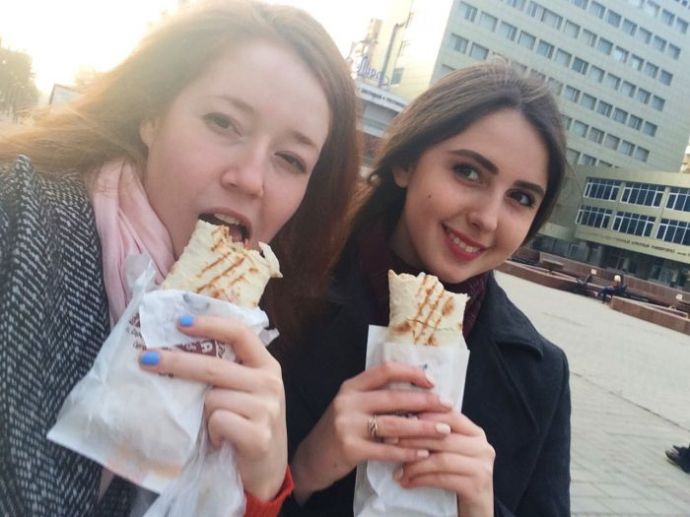 На это можно смотреть вечно – девушки и шаурма