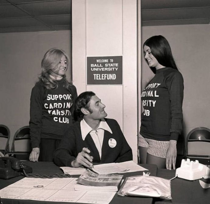 Мужчины глазеют на понравившихся им девушек